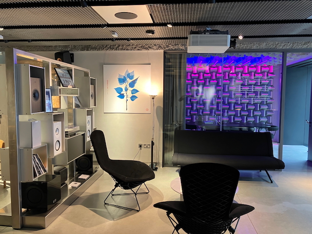 Koppla av med utsikt över den ljudisolerade studion, där man till exempel kan spela in poddar.