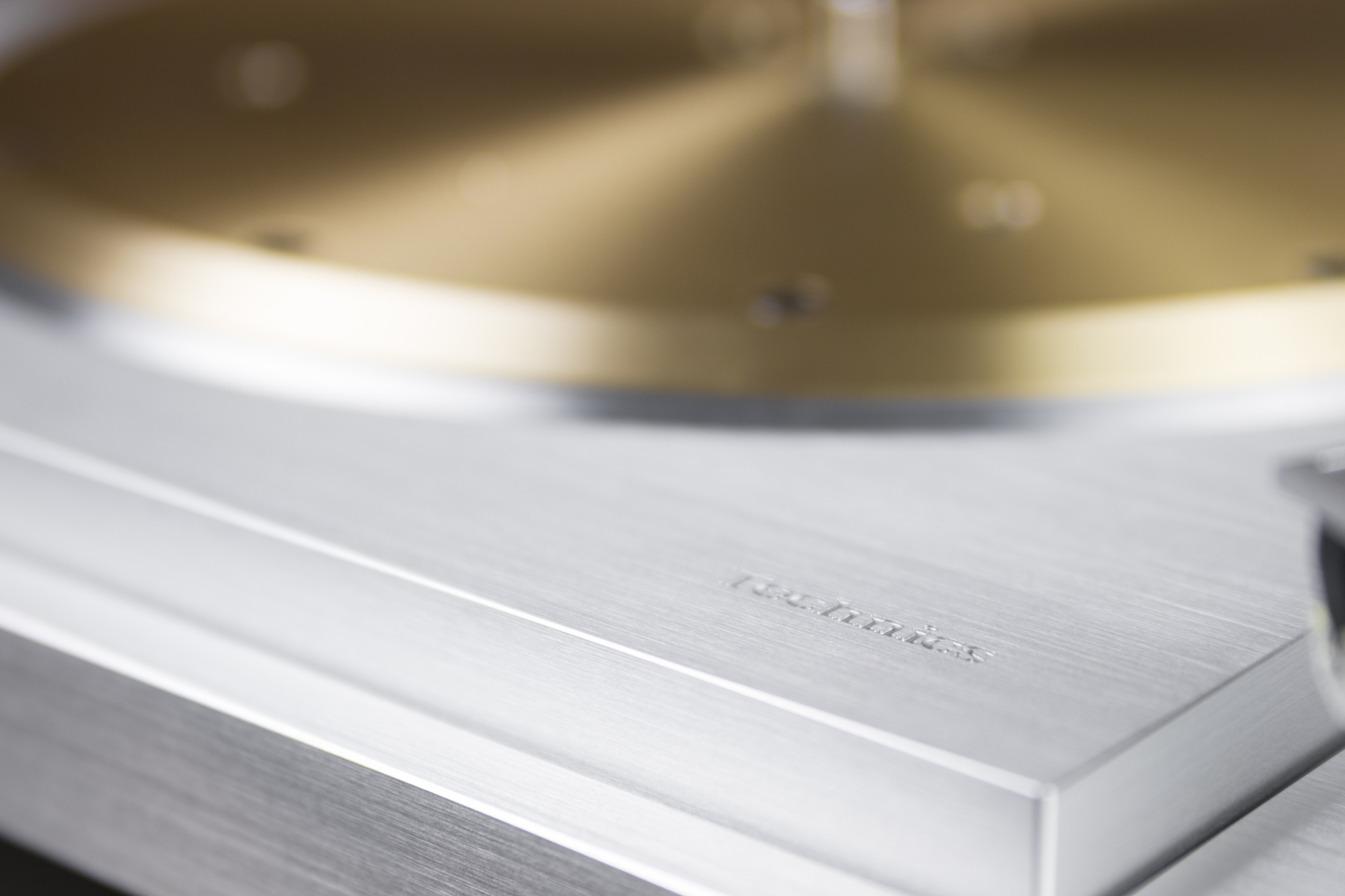 Technics SL-1000R, en precisionsskapad och elegant skivspelare med högkvalitativa material och utsökt hantverk.