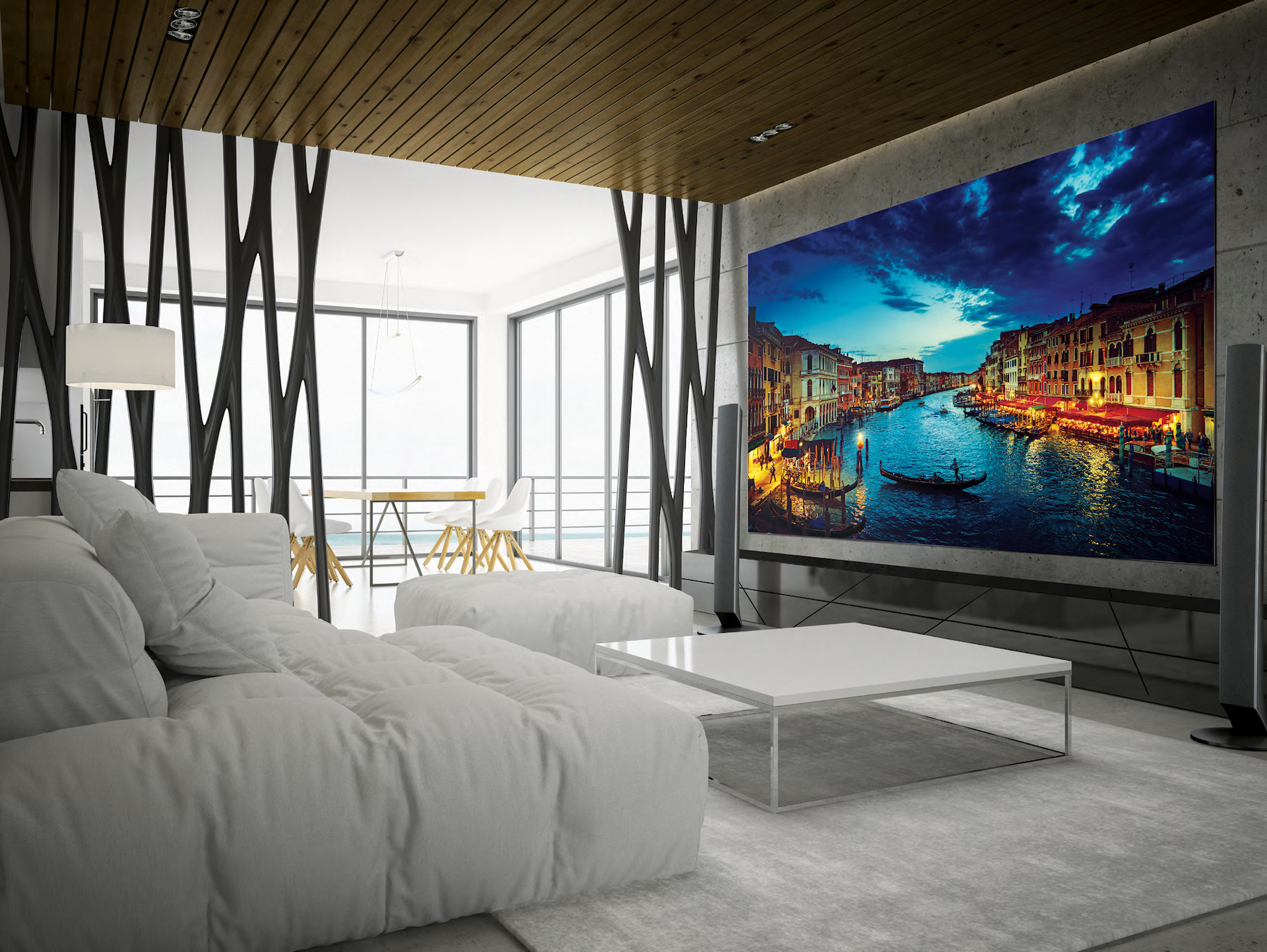 Modernt vardagsrum med vit soffa, träpaneler och stor TV som visar Venedig i skymningen.
