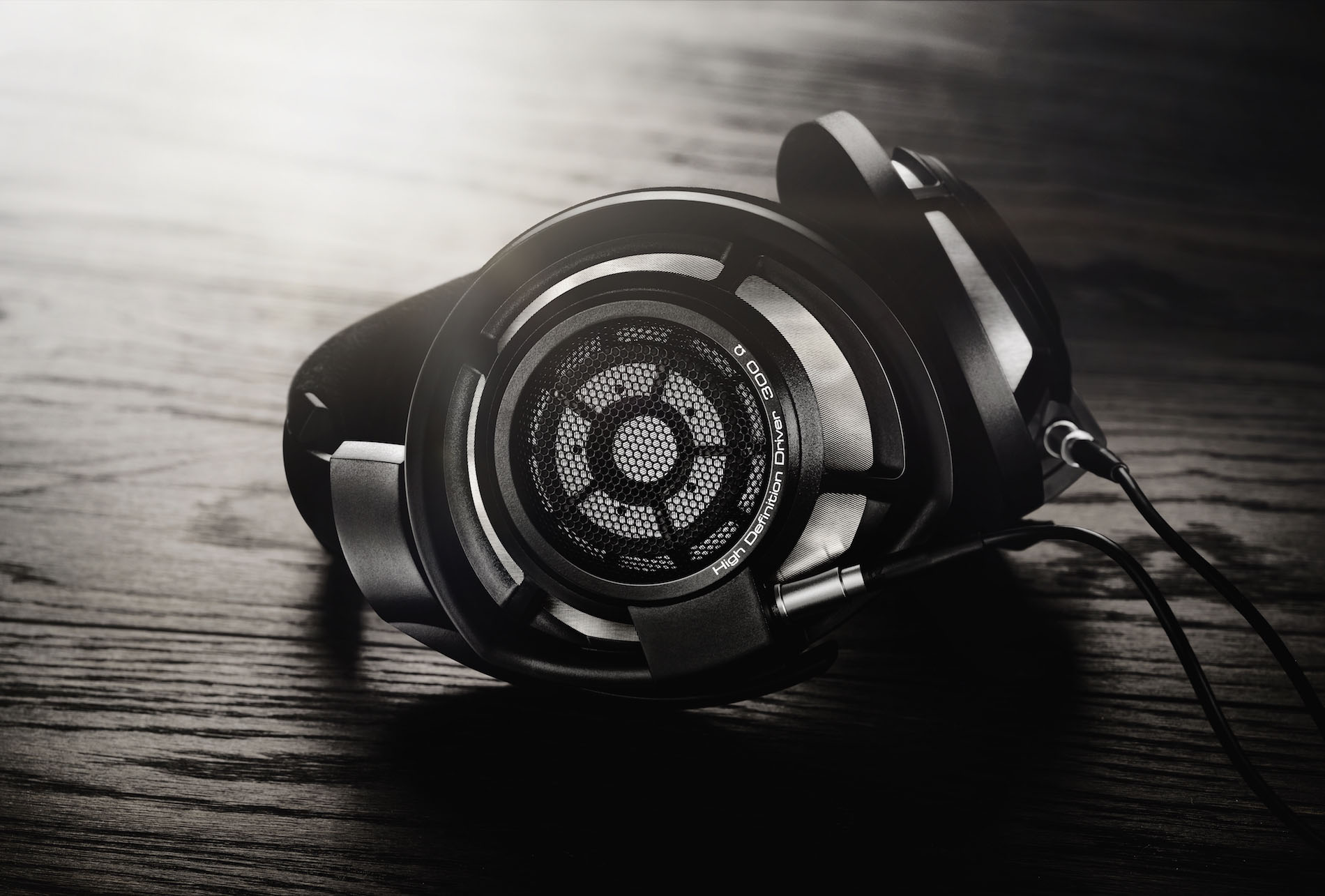 Sennheiser HD 800 S hörlurar med utmärkt ljud och design för audiofila musikälskare.