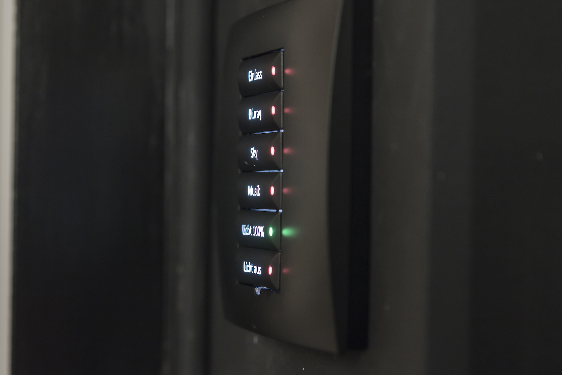 Ett elegant kontrollpanel med knappar för olika funktioner, perfekt för hemmabio.