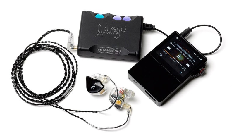 Chord Mojo DAC och ljudspelare med högkvalitativa in-ear-hörlurar för prisvärd high-end-ljudupplevelse på språng.