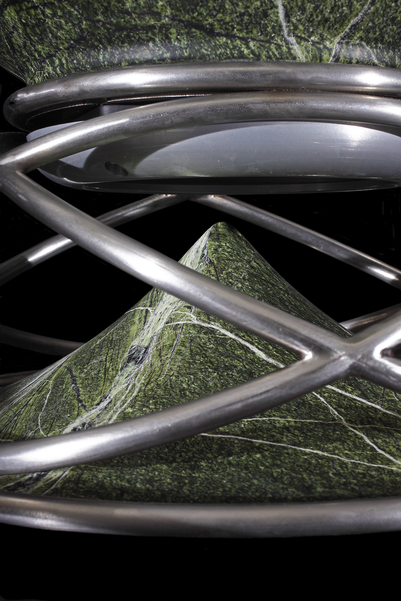 Altoparlante innovativo di Architettura Sonora con design unico, marmo verde e acciaio, ispirato alla Toscana.