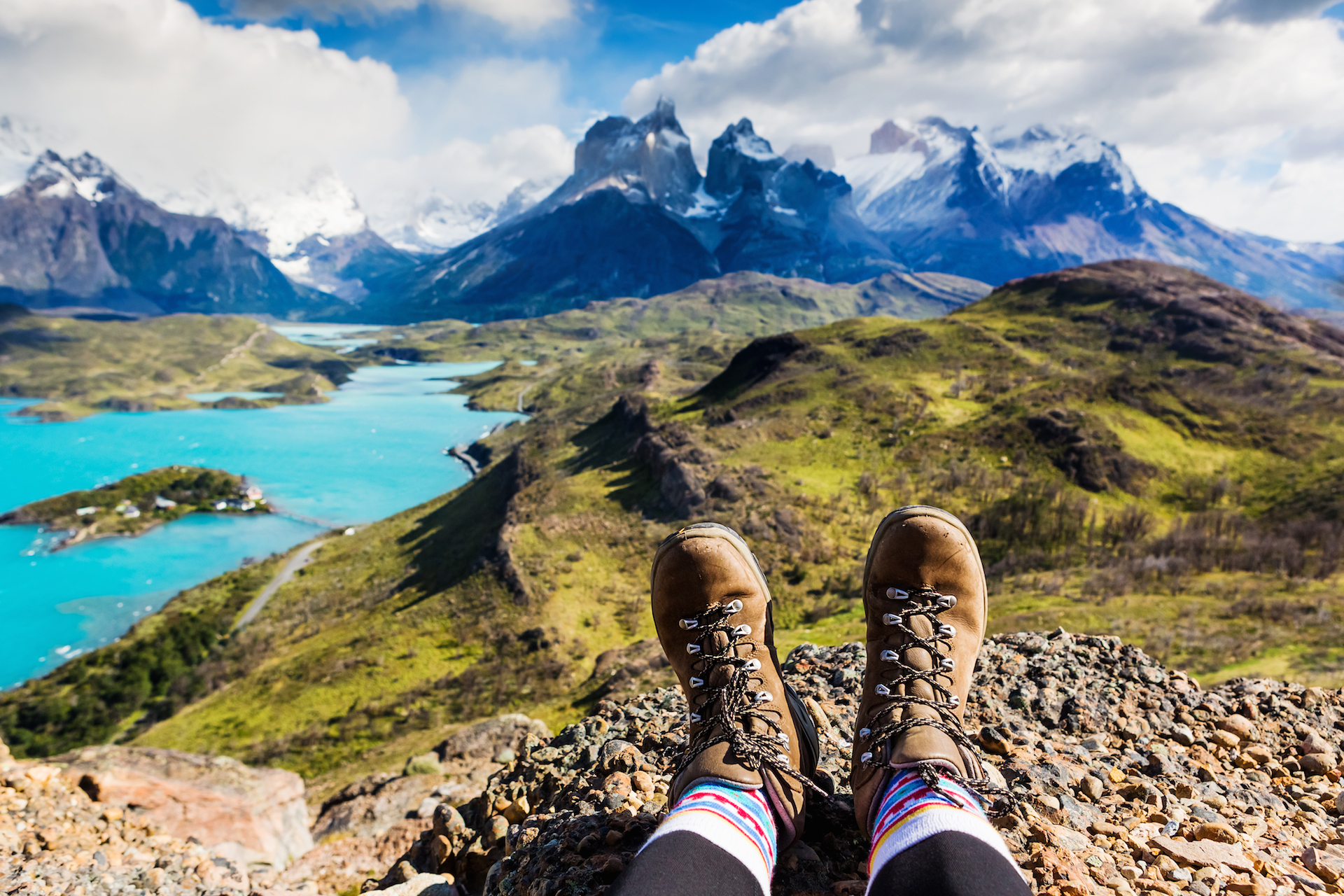 Utsikt över Patagoniens majestätiska bergstoppar och turkosa vatten, perfekt för naturälskande äventyrare.