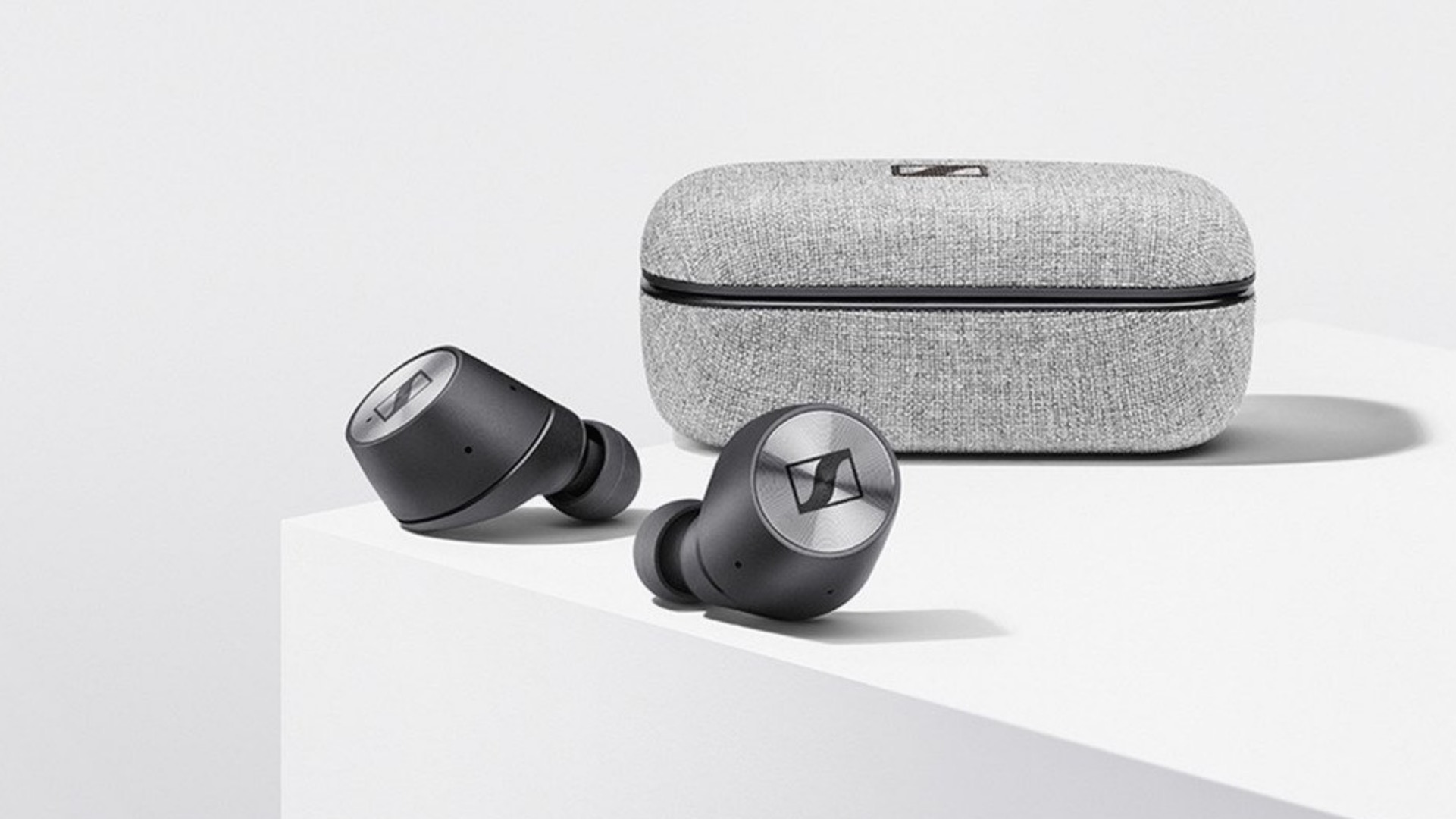 Sennheiser Momentum True Wireless-hörlurar i ett elegant fodral, trådlösa och med utmärkt ljudkvalitet.
