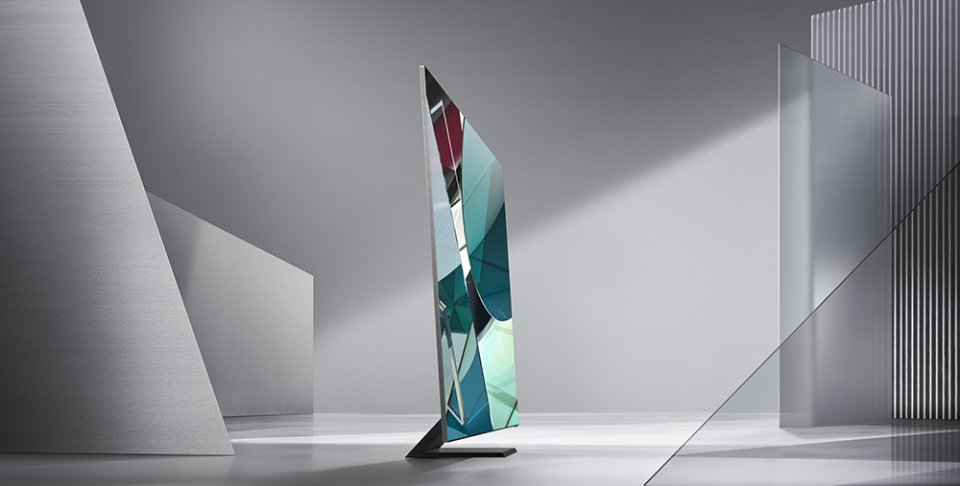 En elegant, ultratunn TV som kombinerar modern design och innovativ teknik i ett stilrent vardagsrum 2020.