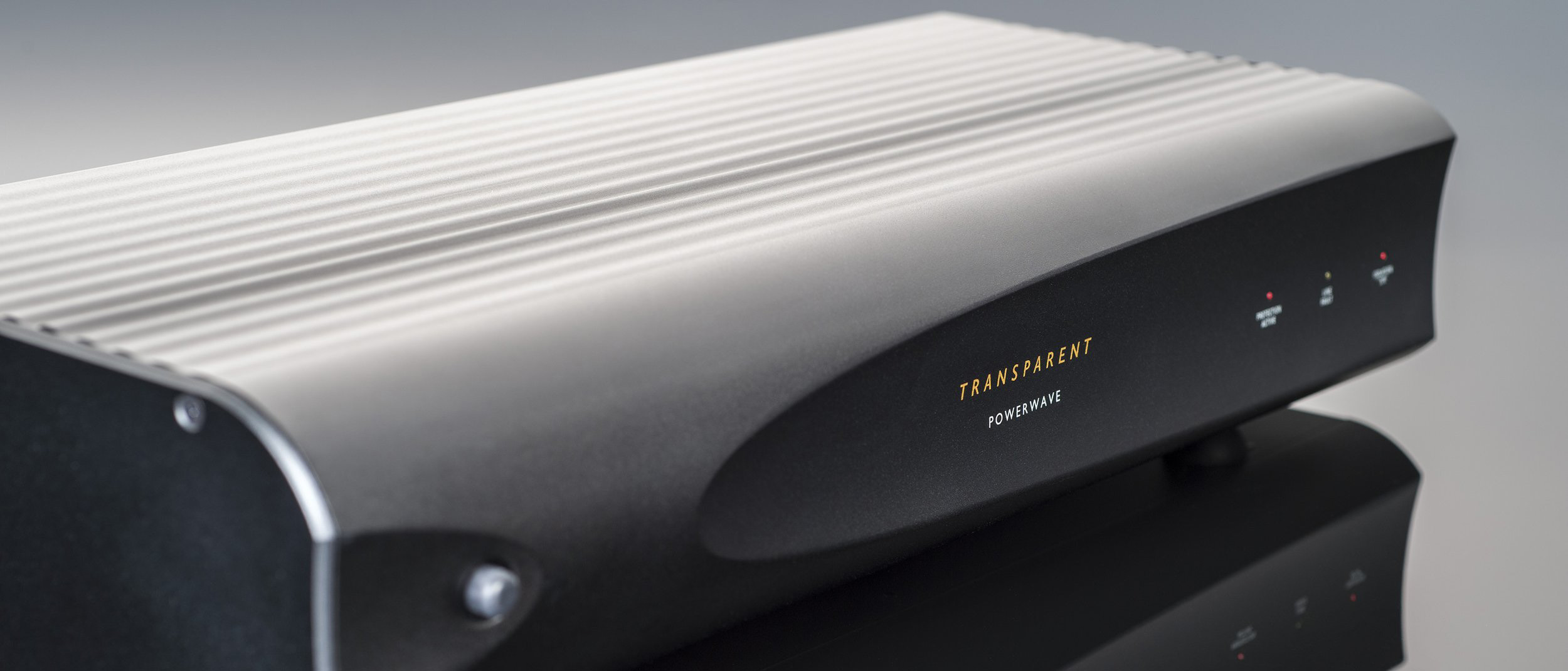 Transparent PowerWave-kabel för bästa ljudkvalitet, perfekt för kräsna audiofiler.