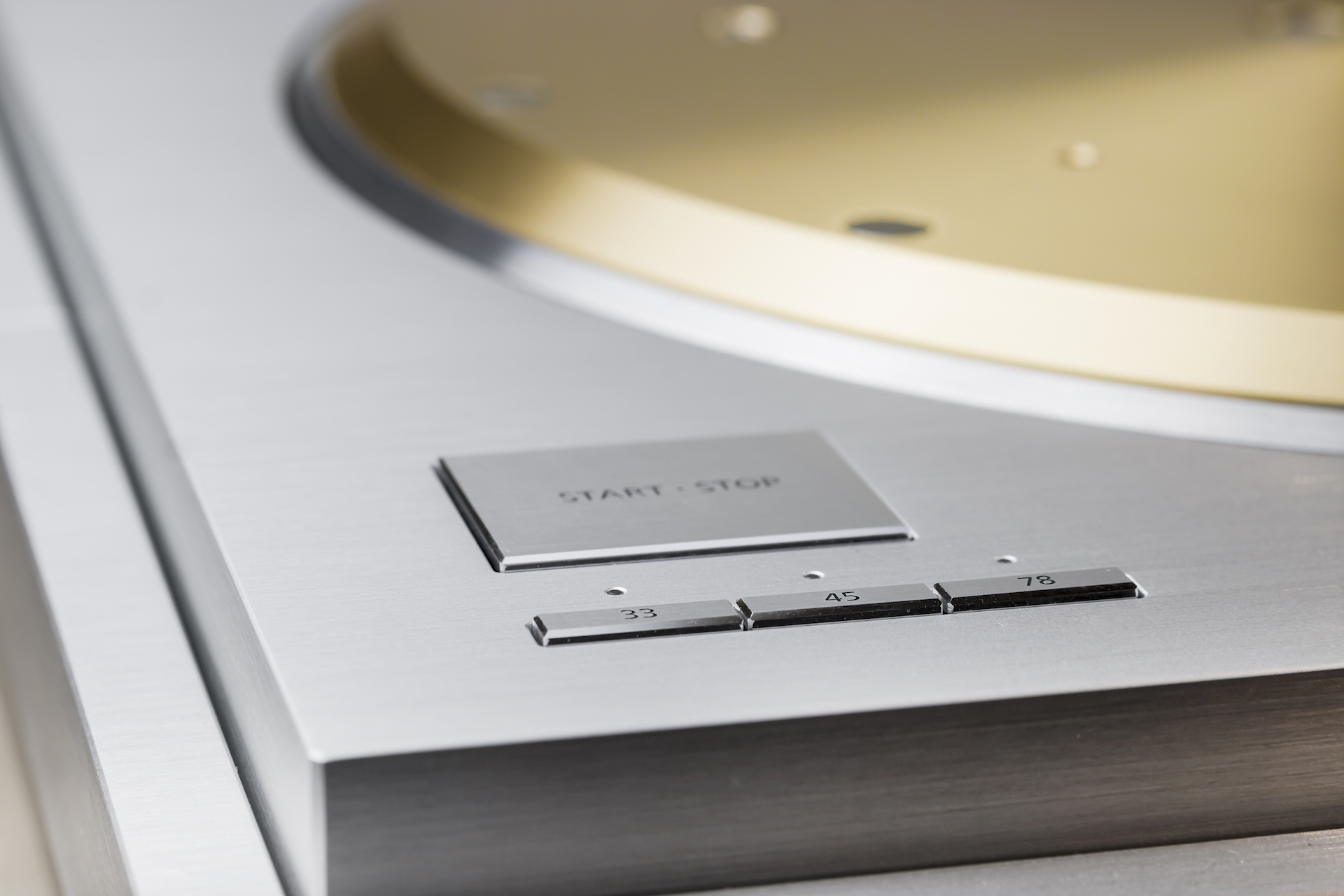 Technics SL-1000R skivspelare med elegant design och exakta hastighetsval för 33, 45 och 78 varv per minut.