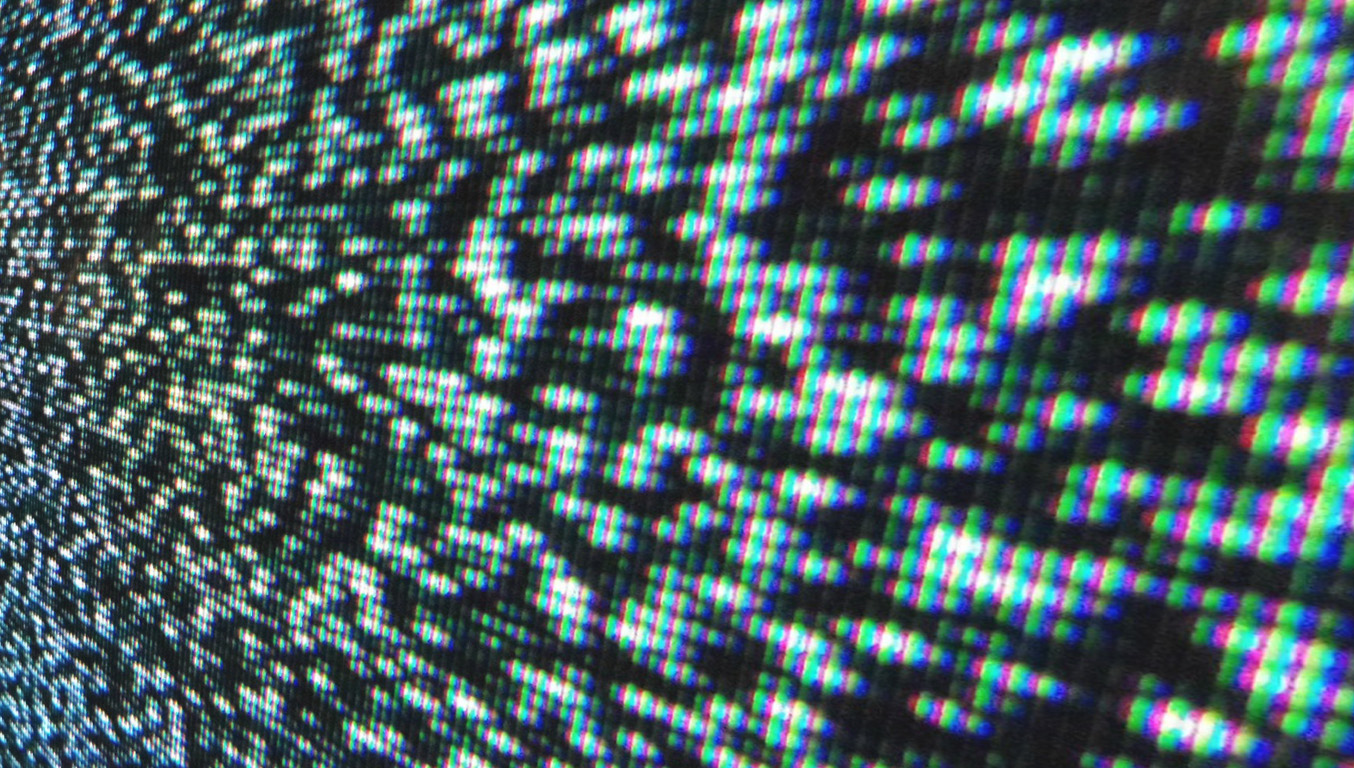 Skärm med bildstörningar orsakat av nya HDMI- och HDCP-standarder.