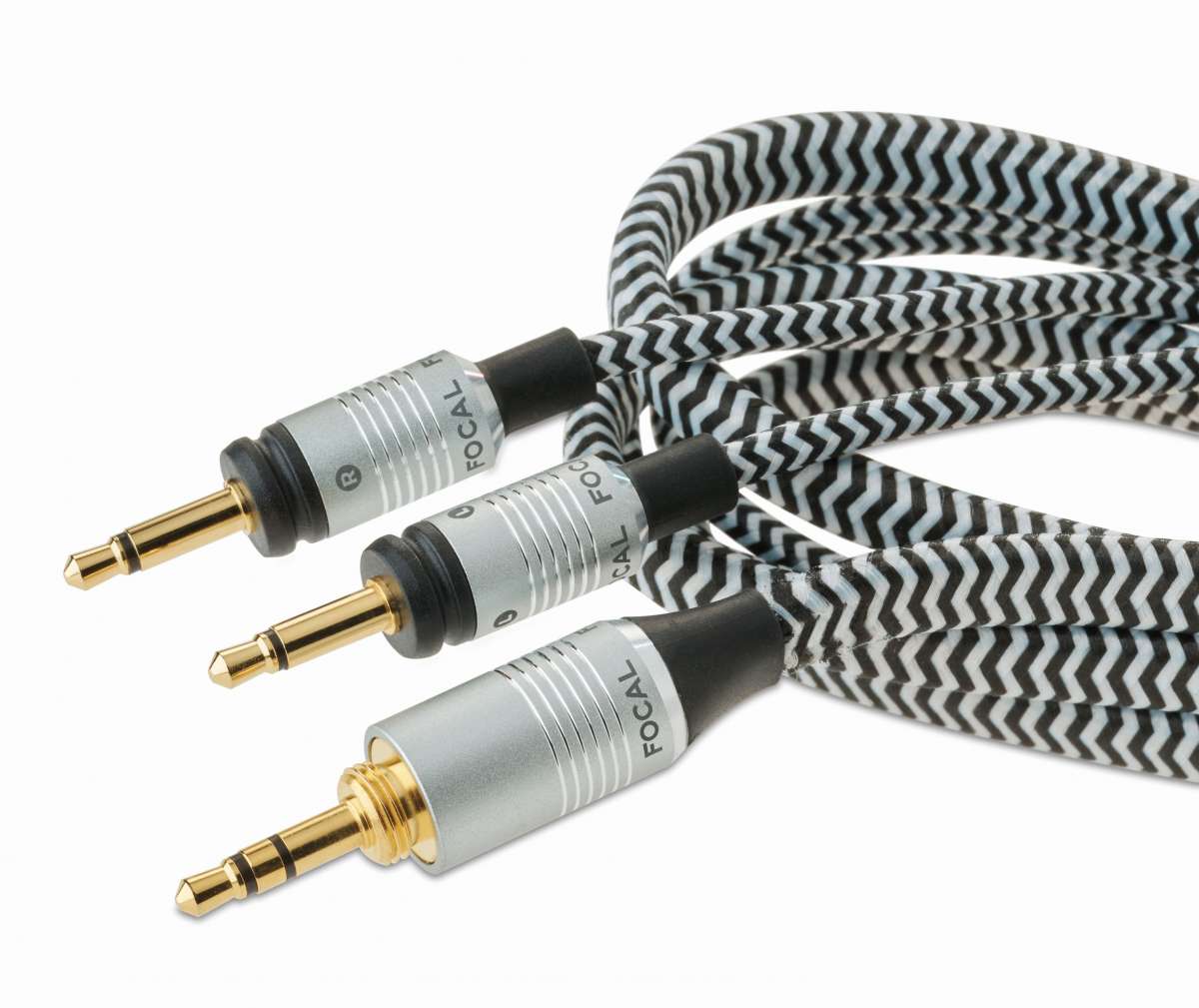 Focal-kabel med svartvitt mönster och guldpläterade kontakter, används med Focal Elegia hörlurar för hög ljudkvalitet.