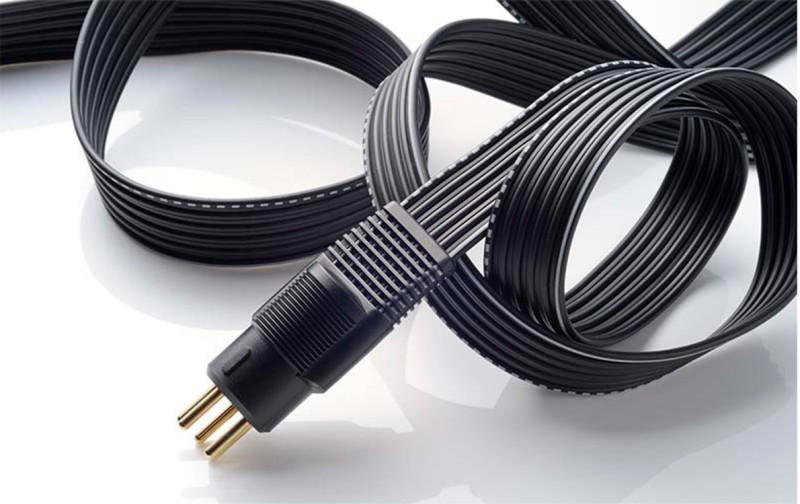 Platt kabel med högkvalitativ 3-polig kontakt, perfekt för modern ljudutrustning och optimal ljudöverföring.