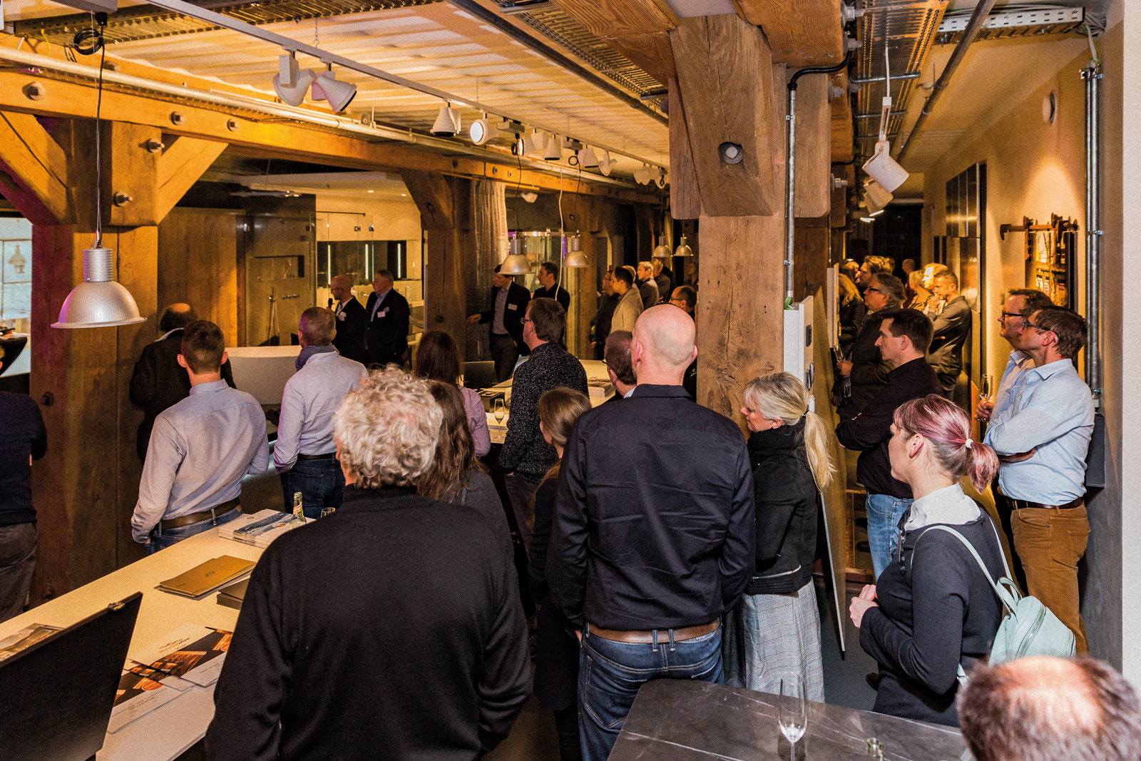 Människor samlas i ett lager i Hamburg för att uppleva Avantgarde Acoustics lyxhögtalare.