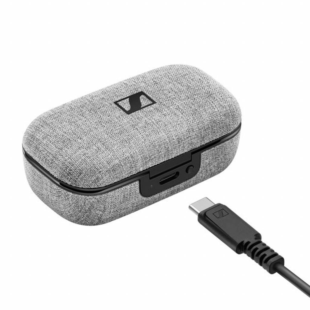 Sennheiser Momentum True Wireless laddningsetui med USB-C, elegant design för användning på språng.