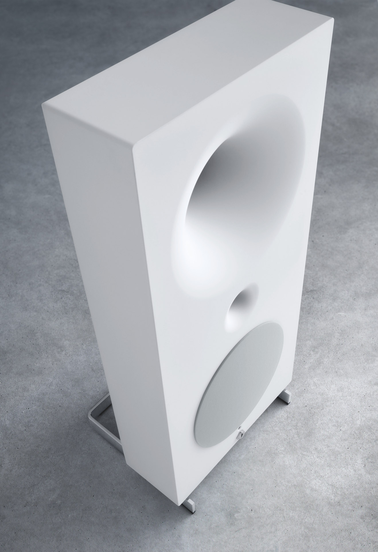 Eleganta Avantgarde Acoustic Zero One-högtalare med minimalistisk design och kraftfullt ljud, perfekta för audiofiler.