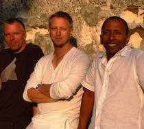 Tre musiker njuter av kvällssolen under Münster Music Days 2014.