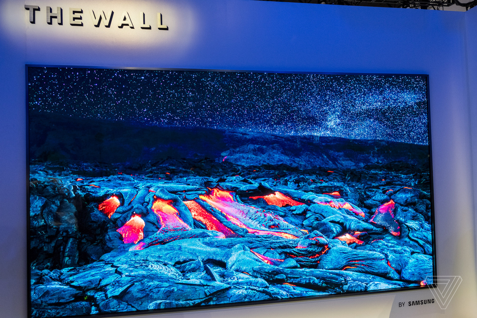 Samsung visar "The Wall", en enorm TV med levande färger och imponerande detaljrikedom.