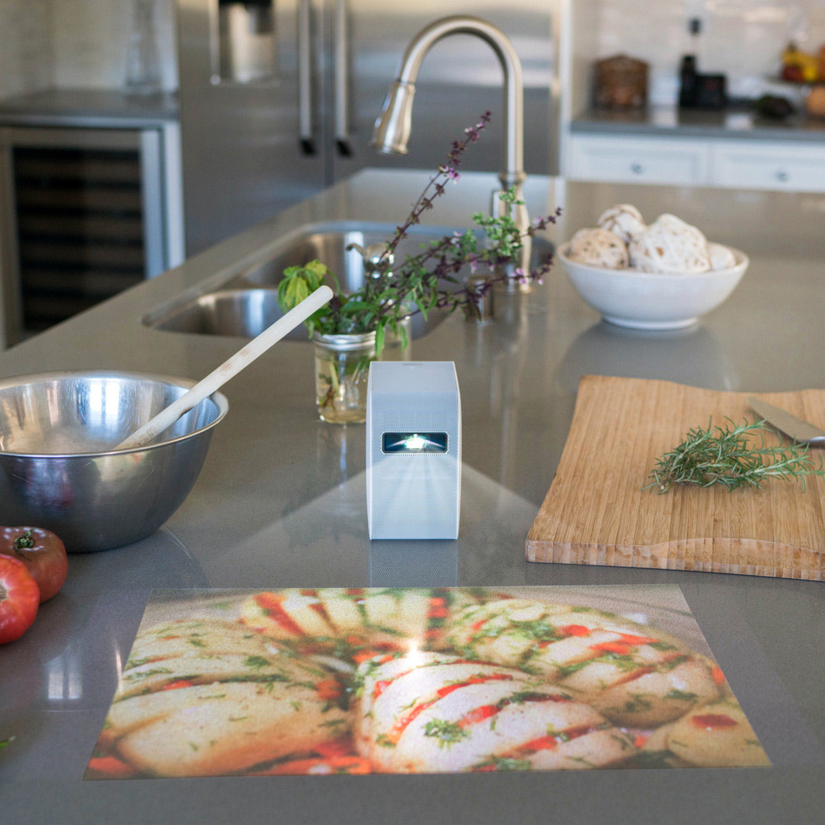 En modern Sony-miniprojektor visar ett recept på köksbänken och underlättar matlagning med innovativ teknik.