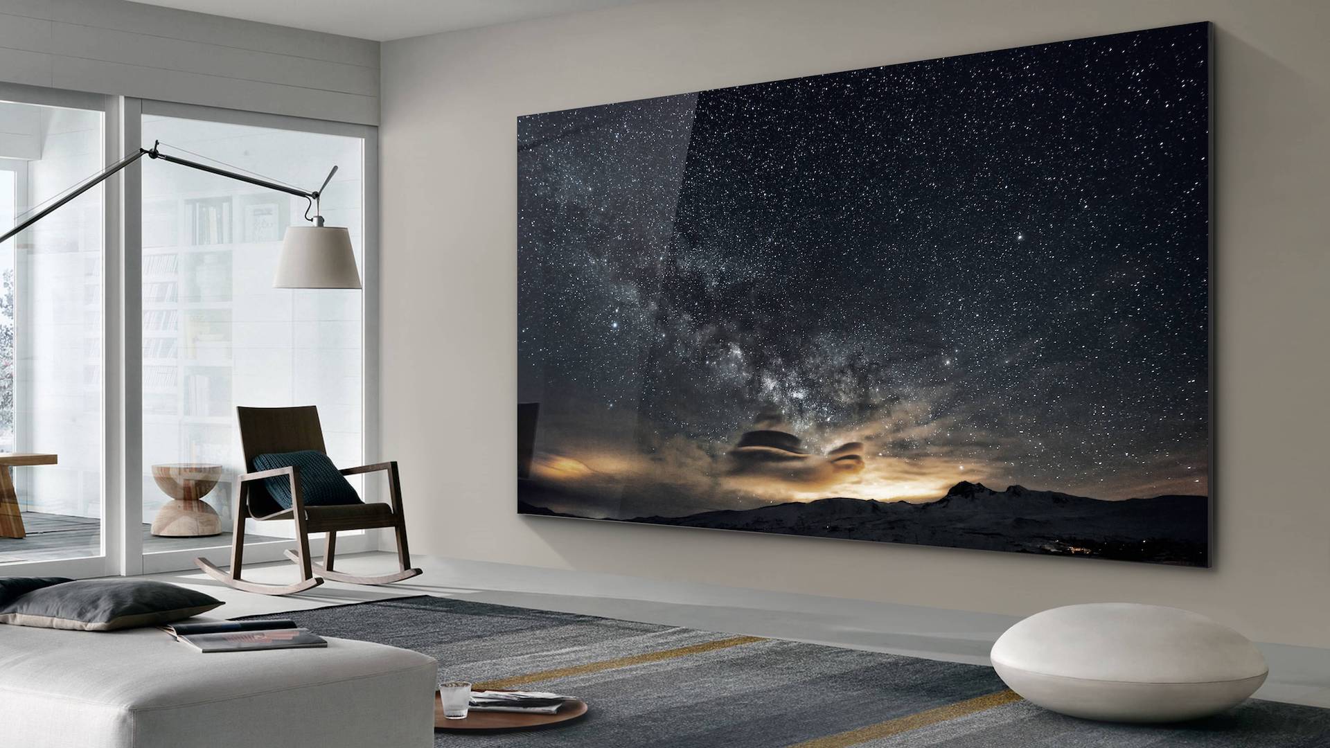 Ett lyxigt vardagsrum med en Samsung "The Wall" som visar en imponerande stjärnhimmel.