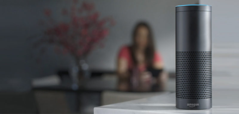 Amazon Echo i förgrunden, redo att ta emot röstkommandon i ett smart hem.