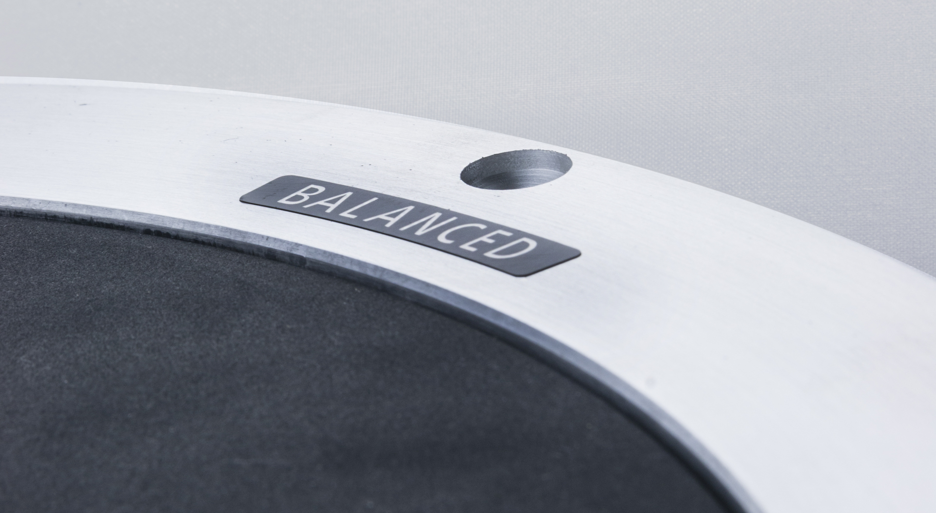 Technics SL-1000R skivspelare med exakt balans, hög ljudkvalitet och modern design.