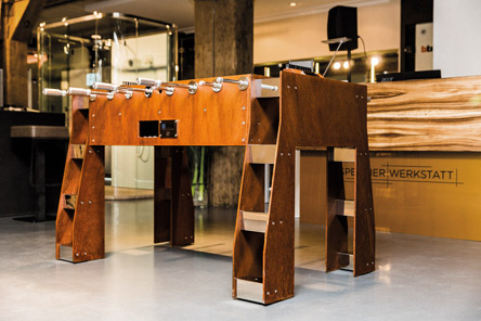 Elegant bordfotbollsspel i Hamburg med modern design och exklusiva material, perfekt för stilfulla pauser.