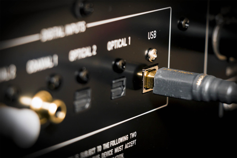 USB-port på Accuphase-enhet ansluten till Melco N1A för högkvalitativ ljudstreaming.