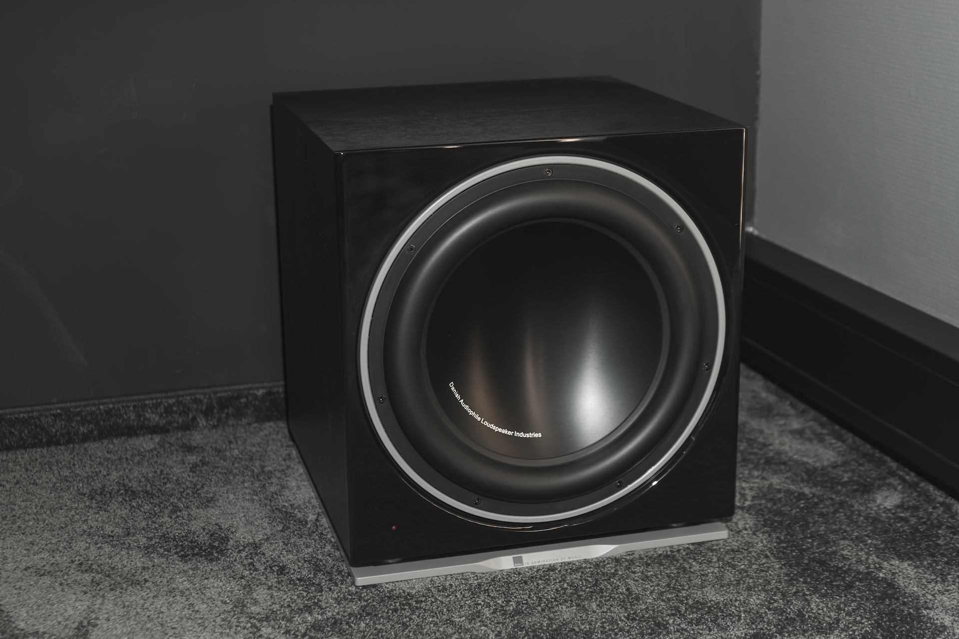 En kraftfull subwoofer i hemmabiosystem ger imponerande ljudupplevelser, särskilt i små rum.