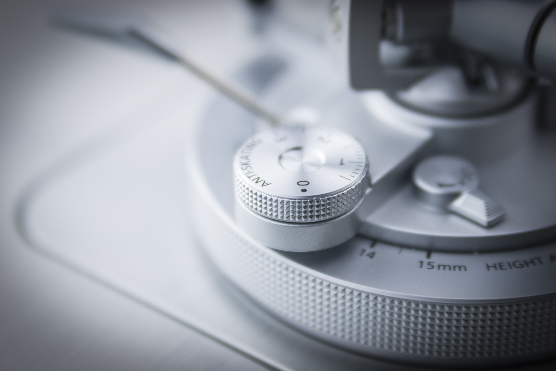 Justering av antiskating på en Technics SL-1000R skivspelare för optimal vinyluppspelning.