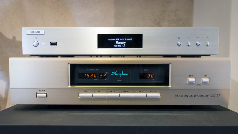 Streaming-setup med Accuphase DC-37 och Melco N1A för högkvalitativ ljuduppspelning, idealiskt för kräsna musikälskare.