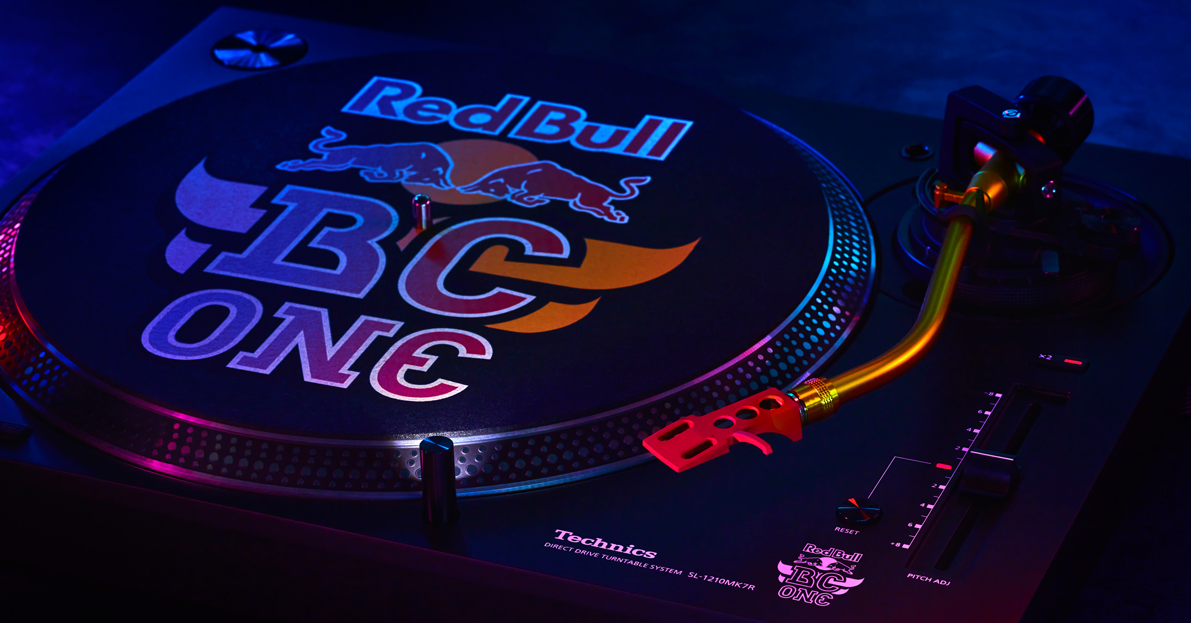 Technics SL-1210MK7R, skapad med Red Bull BC One, förenar teknik och streetkultur för DJs och breakdancefans.