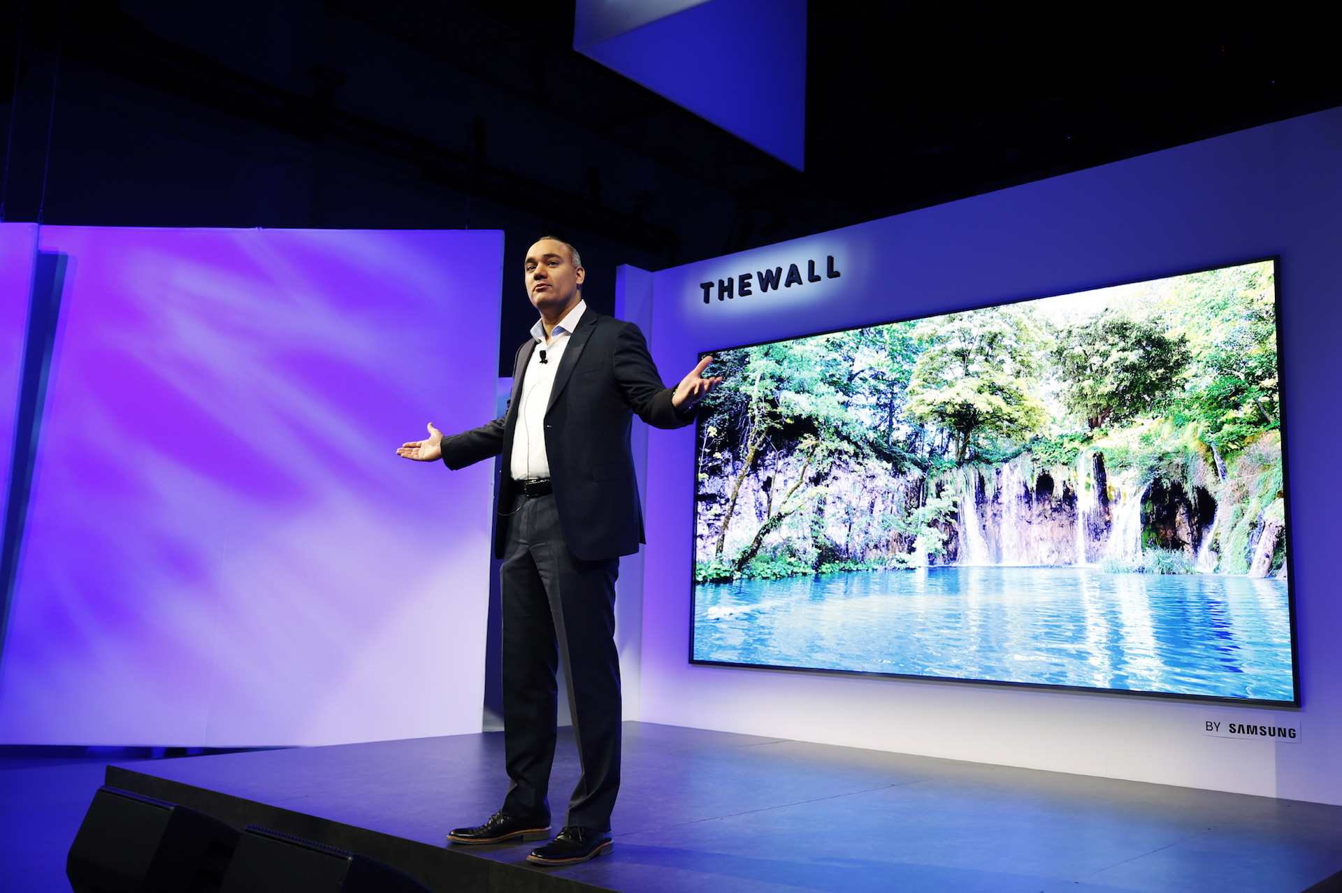 En talare presenterar Samsungs "The Wall", en stor TV med imponerande och levande bildkvalitet.