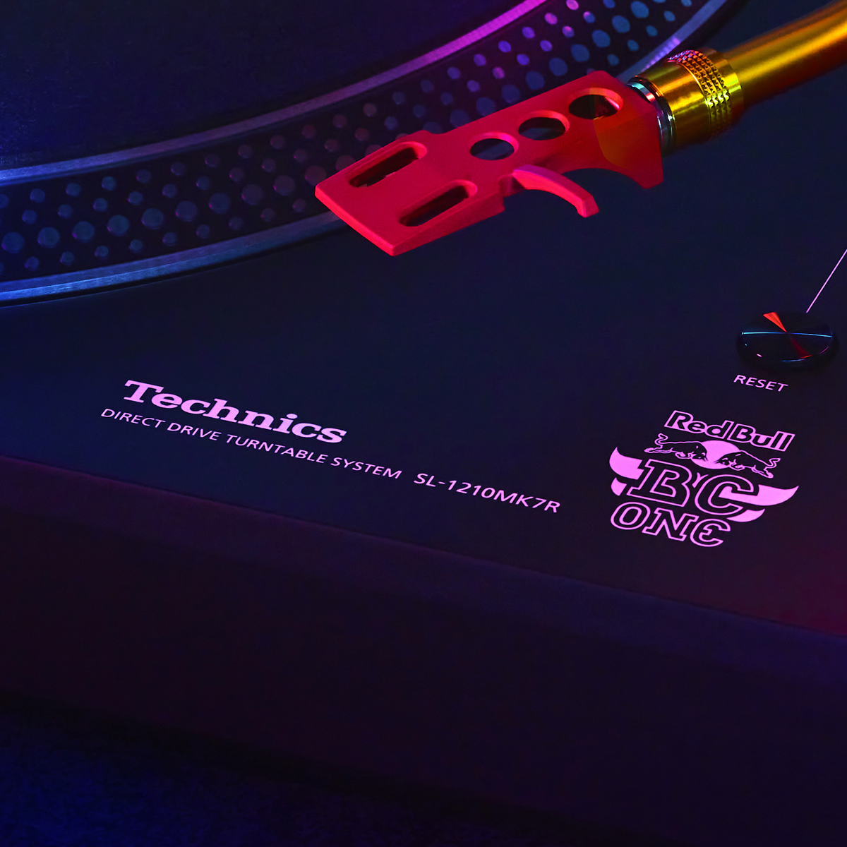 Technics SL-1210MK7R skivspelare i samarbete med Red Bull BC One, en höjdpunkt för DJs och musikälskare.